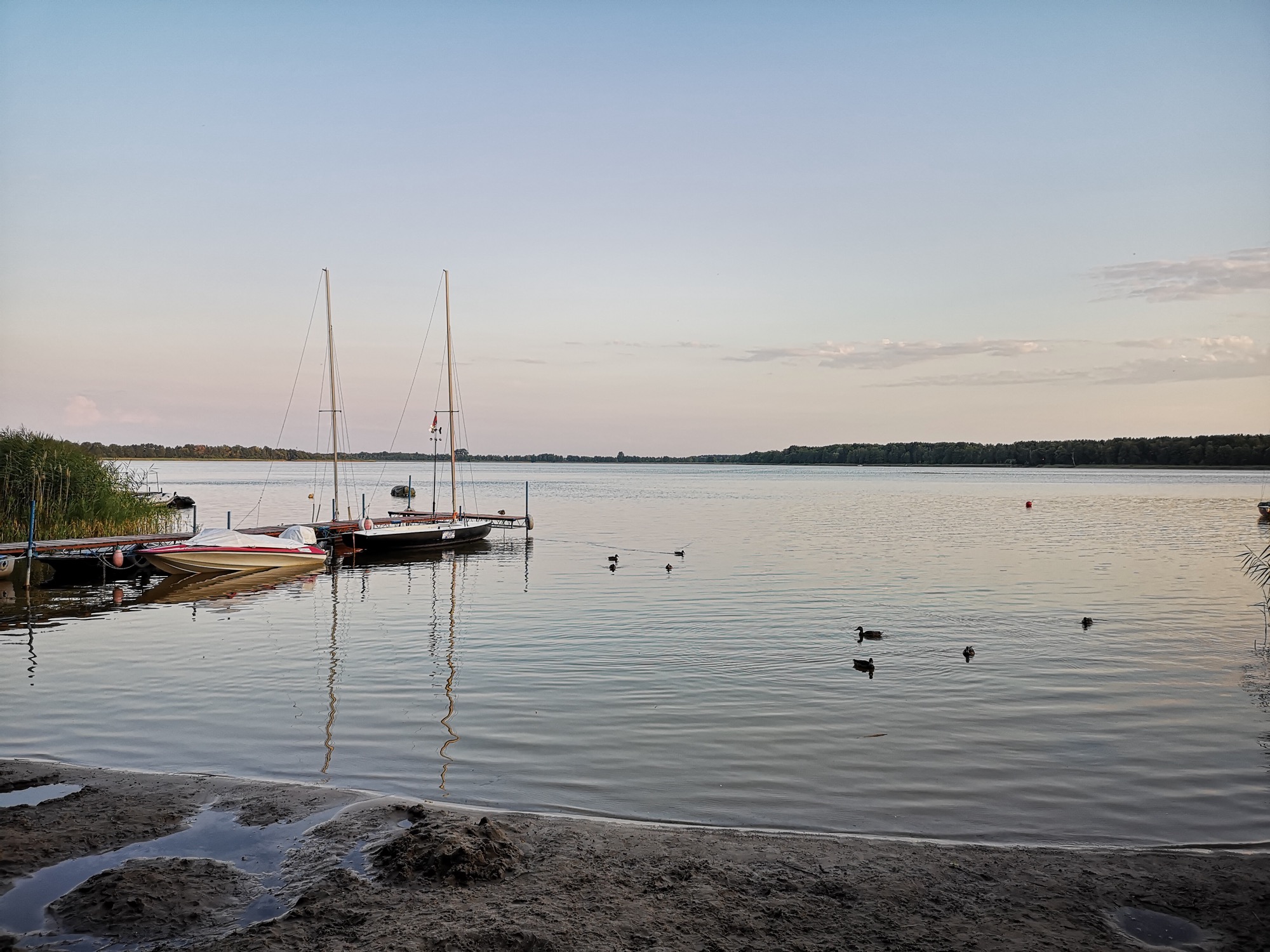 Plaża i pomost nad Jeziorem Wieleńskim z żaglówkami